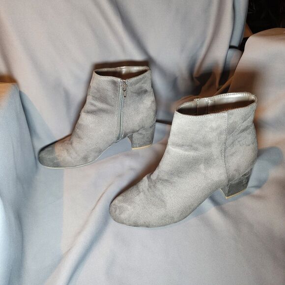 CALL IT SPRING Gray Suede Round Toe Side Zip Block Heel Ankle Boots Women Size 8 - Picture 1 of 16